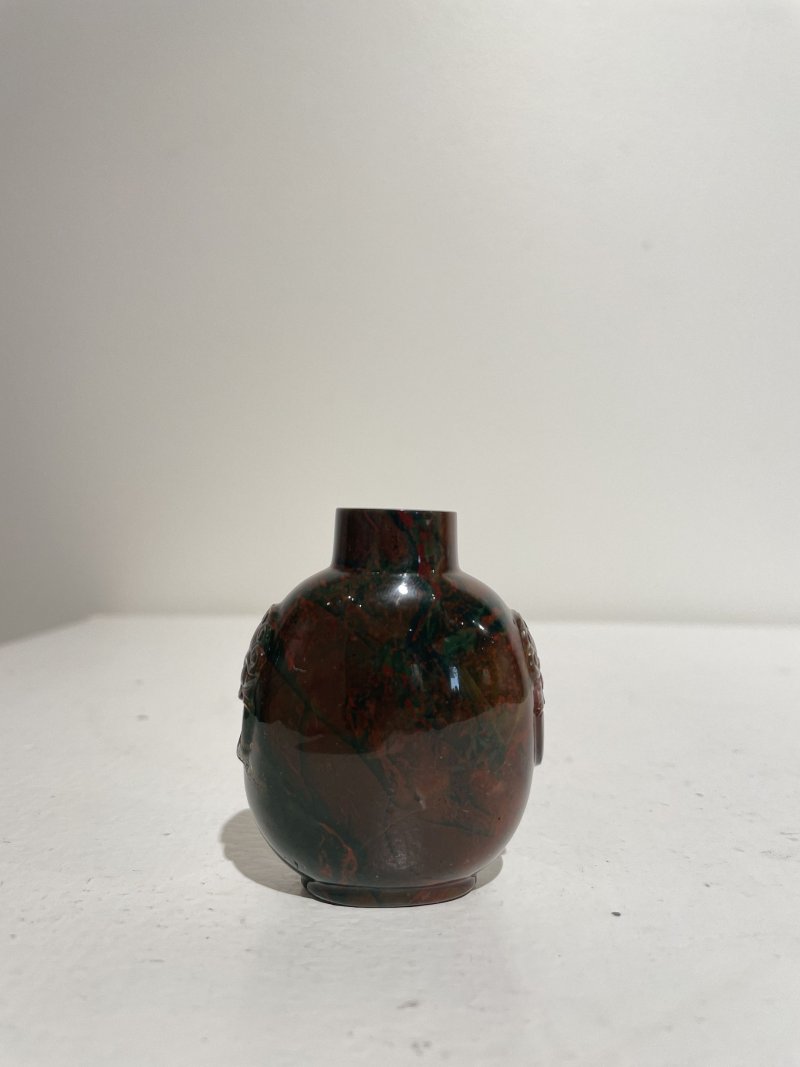 十九/二十世紀 碧石光素、瑪瑙光素鼻煙壺二件 | A JASPER AND AN AGATE SNUFF BOTTLE - 图15