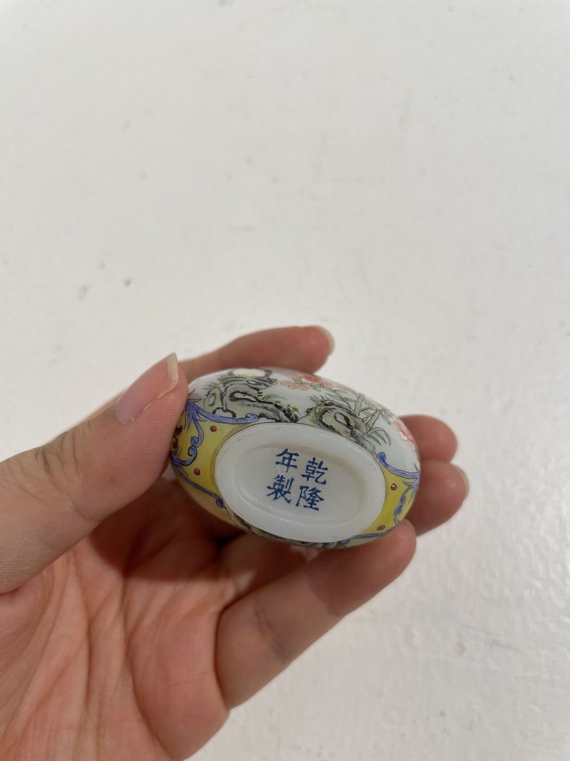 民國 乳白玻璃胎畫琺琅開光⌈喜鵲報春•嵗嵗平安⌋鼻煙壺 ⌈乾隆年製⌋藍料楷書款 | AN ENAMELLED MILKY GLASS 'MAGPIE AND QUAIL' SNUFF BOTTLE - 图13