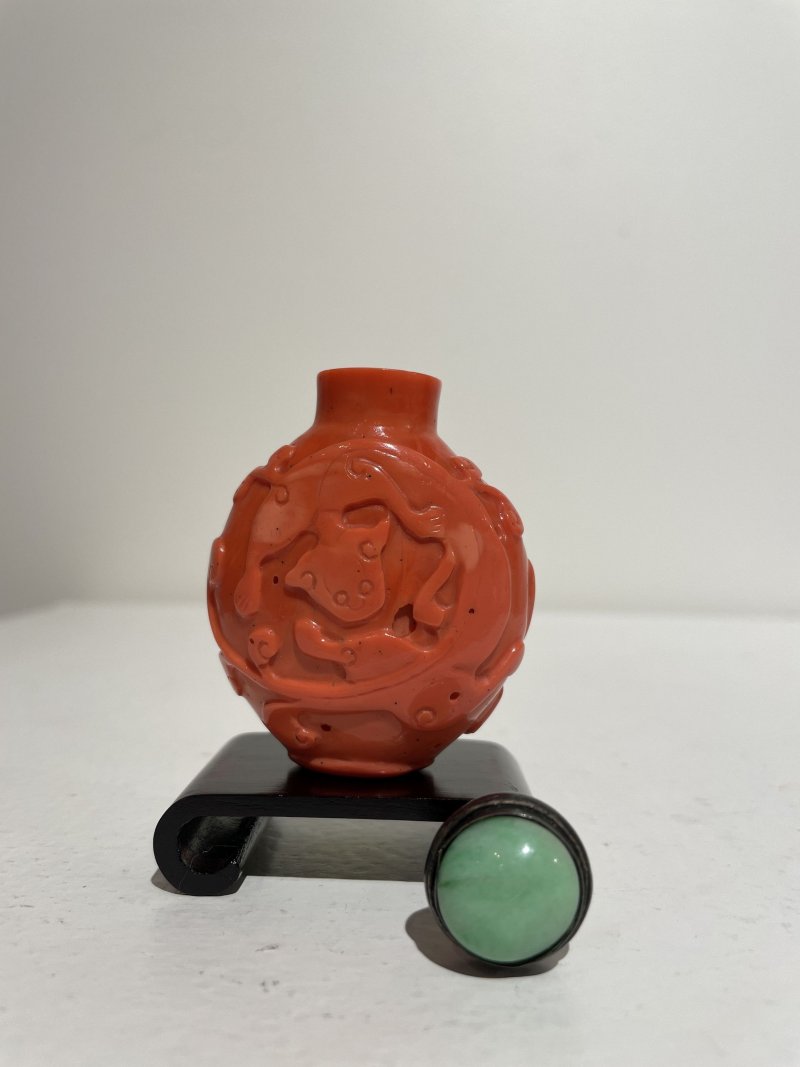 十九世紀 料仿珊瑚螭龍紋鼻煙壺 | A GLASS 'CHI DRAGON' SNUFF BOTTLE IMITATING CORAL - 图28
