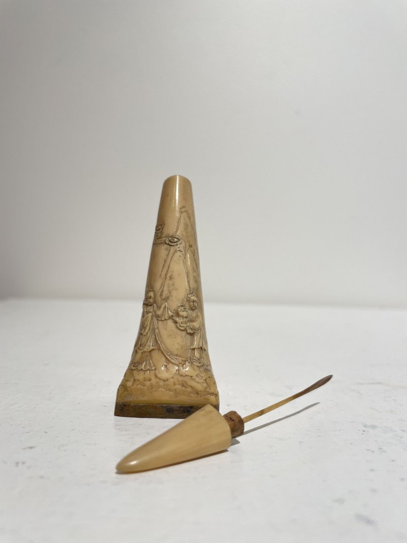 十九世紀 鶴頂紅⌈麻姑獻壽⌋鼻煙壺 | A HORNBILL 'GODDESS AND ATTENDANT' SNUFF BOTTLE - 图9
