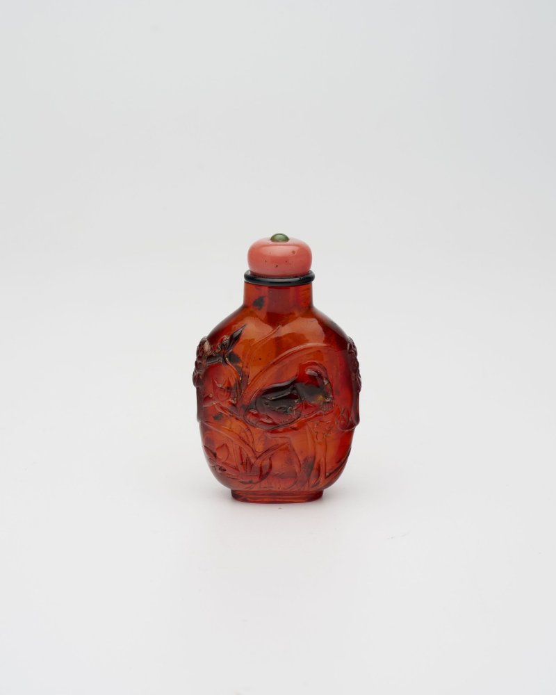 十九世紀 琥珀⌈耄耋富貴•空谷幽蘭⌋鼻煙壺 | AN AMBER 'CAT AND ORCHID' SNUFF BOTTLE - 图2