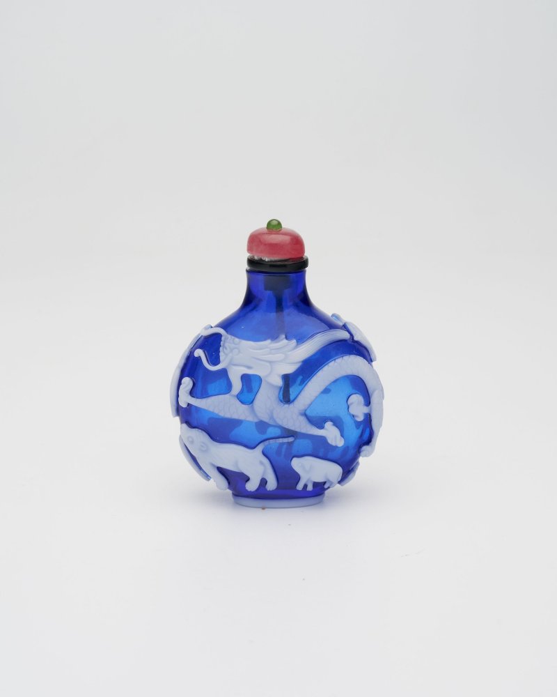十九世紀 藍地套白玻璃十二生肖紋鼻煙壺 | A WHITE OVERLAY SAPPHIRE GLASS 'ZODIAC' SNUFF BOTTLE - 图14