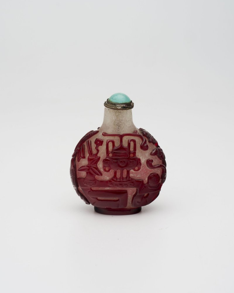 十九世紀 霏雪地套紅玻璃博古紋鼻煙壺 | A RED OVERLAY GLASS 'ANTIQUITY' SNUFF BOTTLE