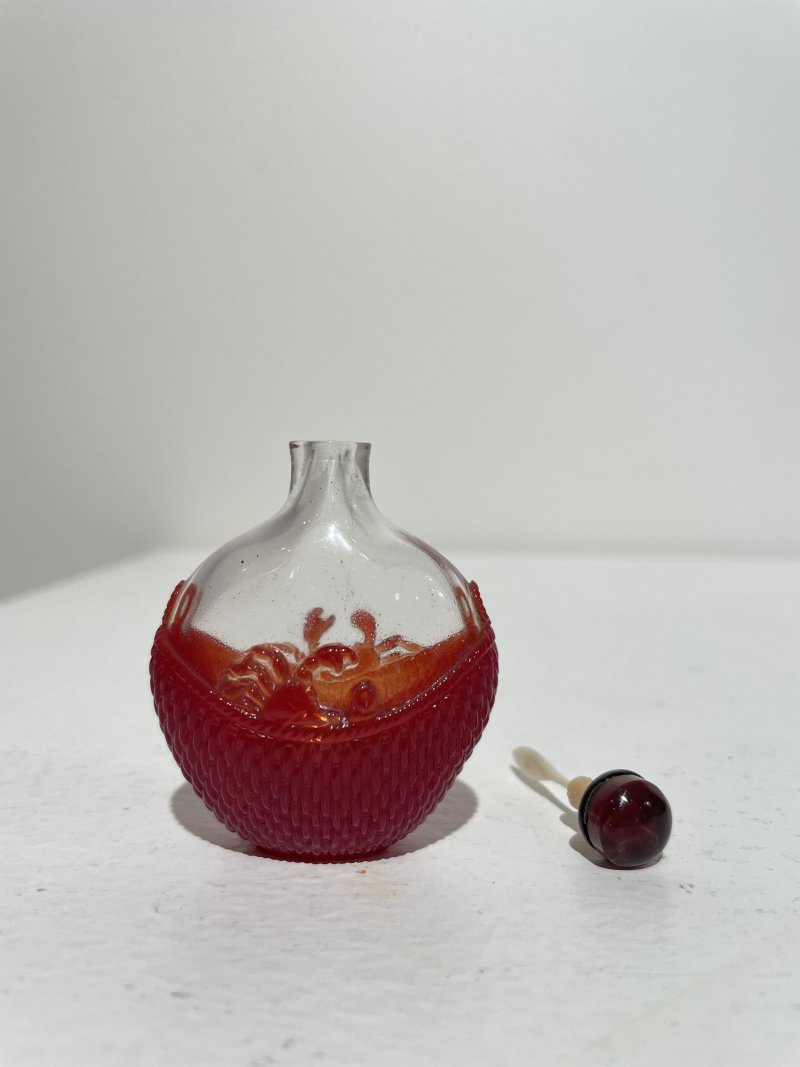 十九/二十世紀 透明地套紅玻璃簍蟹紋鼻煙壺 | A RED OVERLAY GLASS 'CRAB AND BASKET' SNUFF BOTTLE - 图8