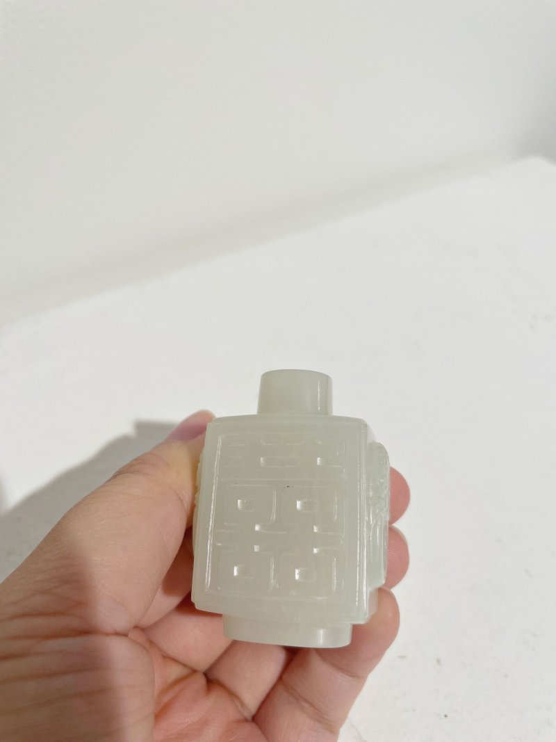 十八/十九世紀 白玉雙喜紋鼻煙壺、翡翠蓋 | A WHITE JADE 'DOUBLE HAPPINESS' SNUFF BOTTLE - 图8