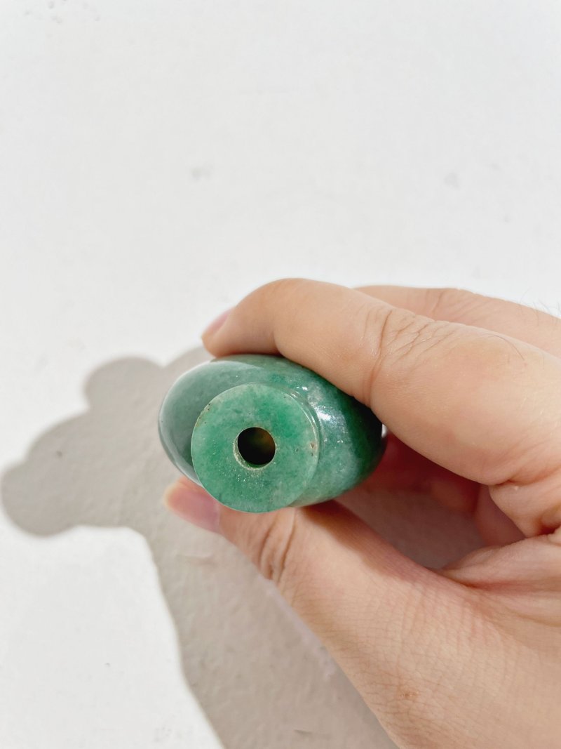 （壺）十九世紀 翡翠鼻煙壺及煙碟 | A GREEN JADEITE SNUFF BOTTLE AND A SNUFF DISH - 图7