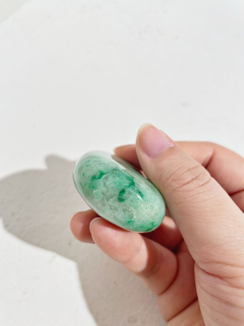 十九/二十世紀 翠玉光素鼻煙壺及煙碟 | A MOTTLED GREEN JADEITE SNUFF BOTTLE AND A SNUFF DISH - 图3