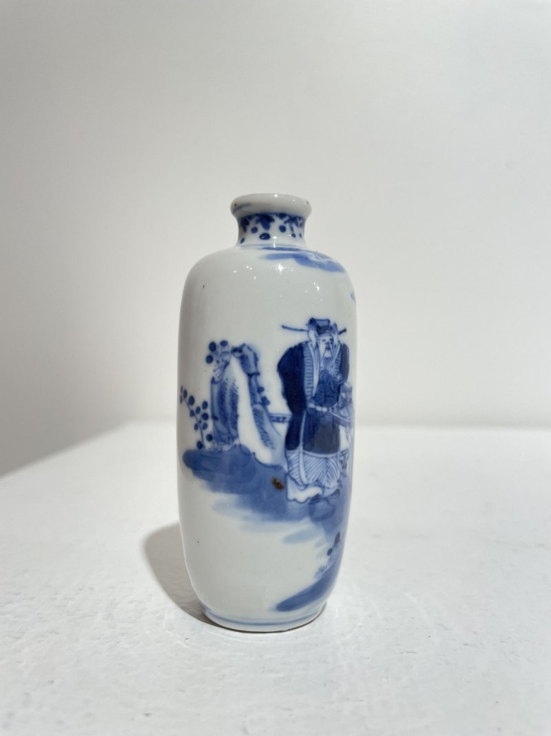 晚清至民國 青花釉裏紅蓮紋、青花人物紋鼻煙壺二件 | AN UNDERGLAZE-BLUE AND COPPER-RED 'LOTUS', AND A BLUE AND WHITE 'FIGURES' SNUFF BOTTLE - 图5
