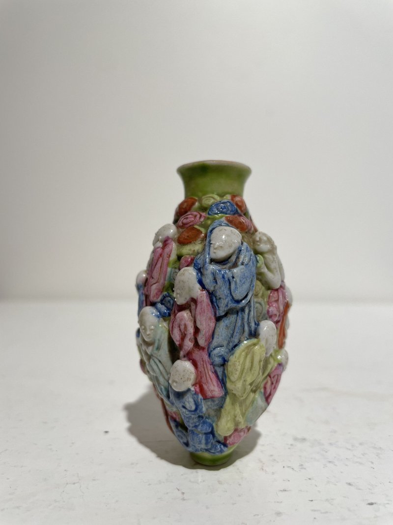 十九世紀 粉彩⌈十八羅漢⌋鼻煙壺 | A FAMILLE ROSE MOULDED 'ARHAT' SNUFF BOTTLE - 图17