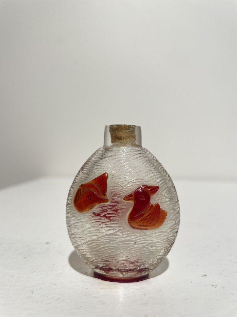 十九世紀 透明地套紅玻璃⌈鴛鴦戲水⌋鼻煙壺 | A RED OVERLAY GLASS 'MANDARIN DUCKS' SNUFF BOTTLE - 图5