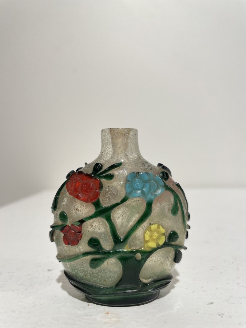 晚清至民國 霏雪地套五色玻璃花卉紋鼻煙壺 | A MULTI-COLOUR OVERLAY GLASS 'PLUM BLOSSOM' SNUFF BOTTLE - 图11