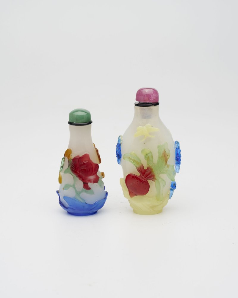 晚清至民國 涅白地套四色玻璃福來、花卉紋鼻煙壺二件 | TWO MULTI-COLOUR OVERLAY TRANSLUCENT GLASS 'FLORAL' AND 'RADISH' SNUFF BOTTLES - 图21