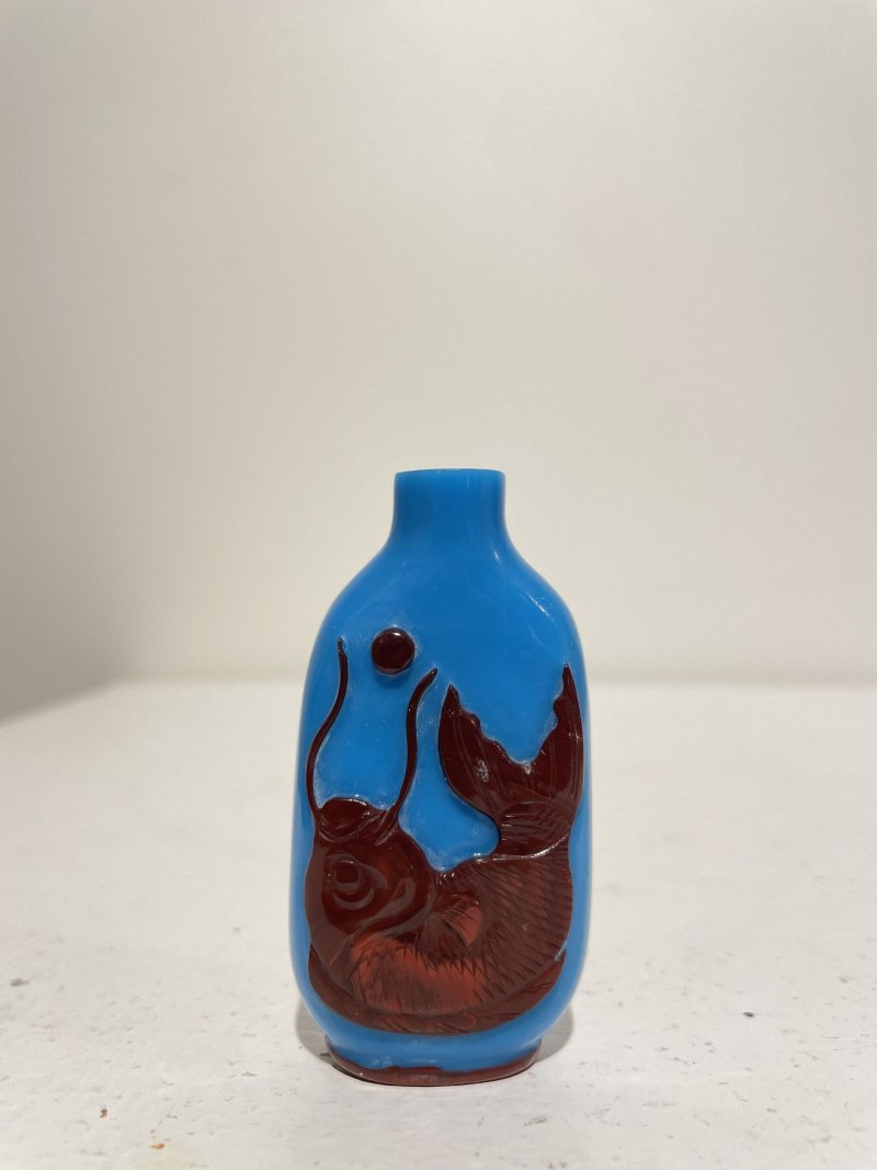 十九/二十世紀 藍地套紅玻璃鯉魚戲珠紋、博古紋、透明地套藍玻璃博古紋鼻煙壺三件 | THREE GLASS SNUFF BOTTLES - 图50
