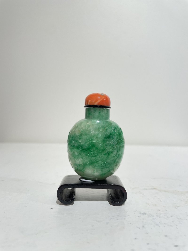 十九世紀 翡翠龍紋鼻煙壺、珊瑚蓋 | AN APPLE-GREEN AND WHITE JADEITE 'DRAGON' SNUFF BOTTLE - 图21
