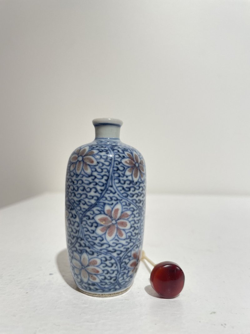 晚清至民國 青花釉裏紅蓮紋、青花人物紋鼻煙壺二件 | AN UNDERGLAZE-BLUE AND COPPER-RED 'LOTUS', AND A BLUE AND WHITE 'FIGURES' SNUFF BOTTLE - 图16