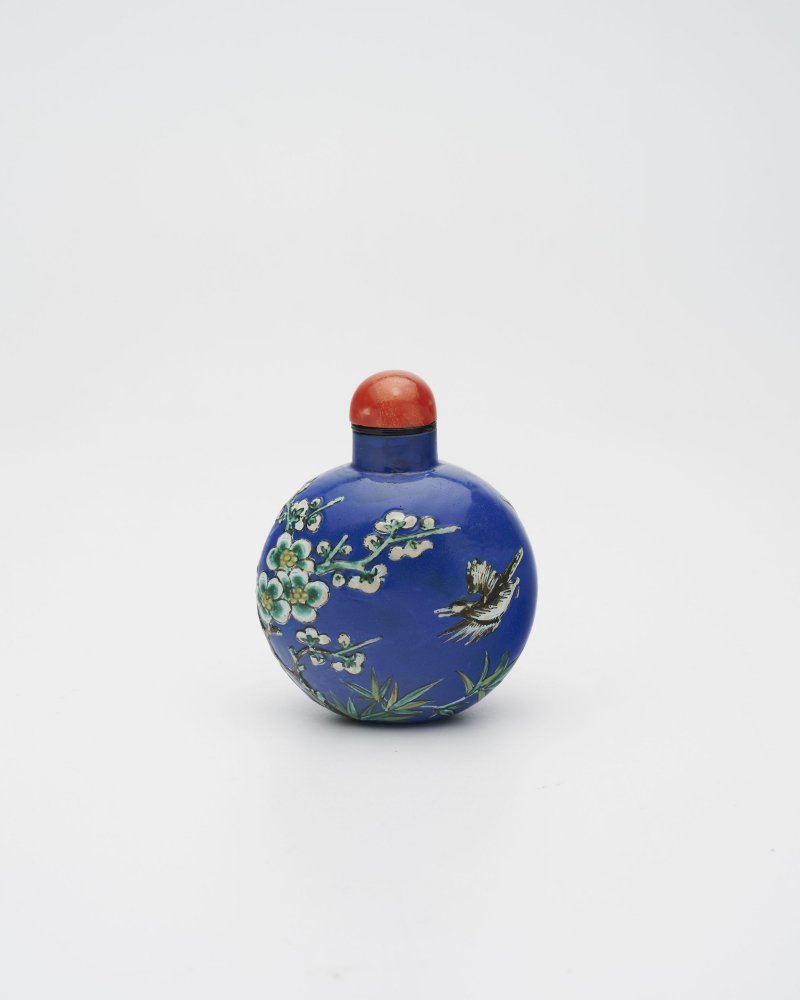 十九世紀 紫砂加彩藍地⌈喜上梅梢⌋鼻煙壺 | AN ENAMELLED YIXING 'MAGPIE' SNUFF BOTTLE