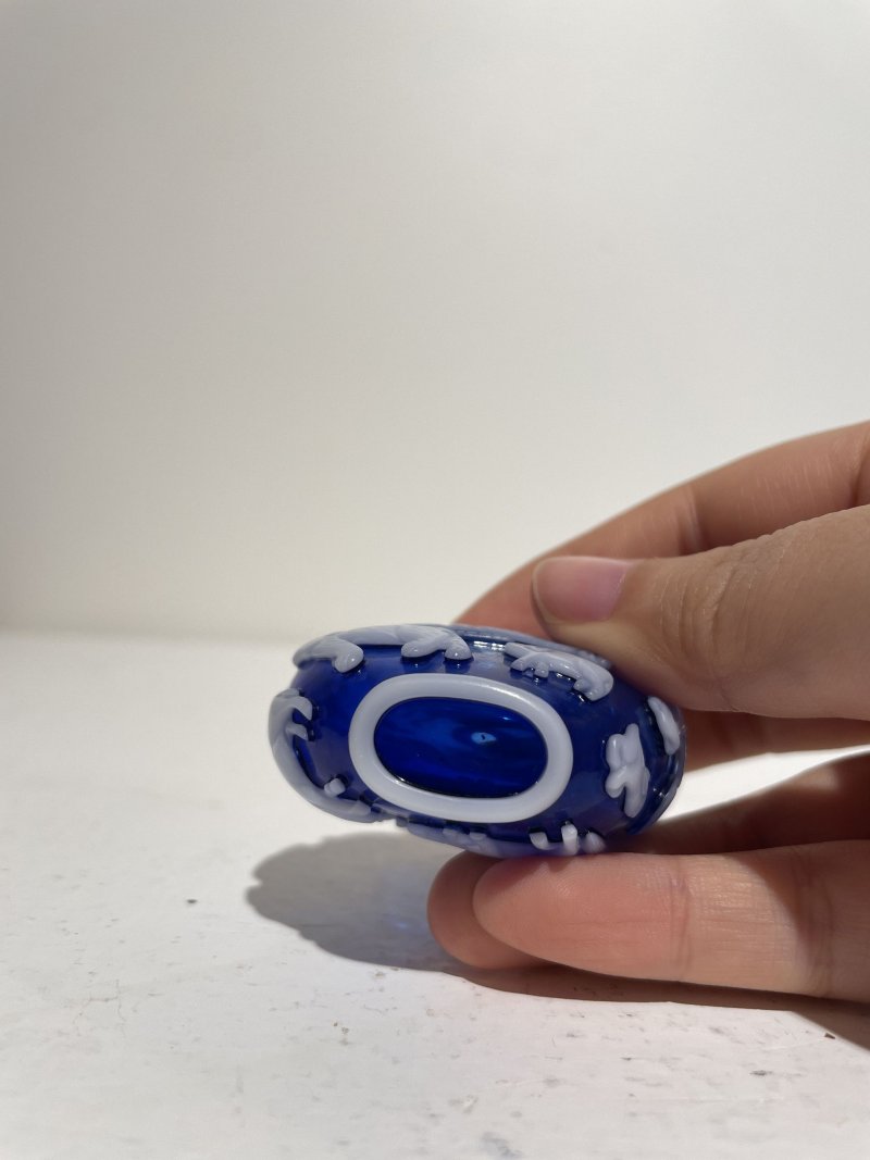 十九世紀 藍地套白玻璃十二生肖紋鼻煙壺 | A WHITE OVERLAY SAPPHIRE GLASS 'ZODIAC' SNUFF BOTTLE - 图4