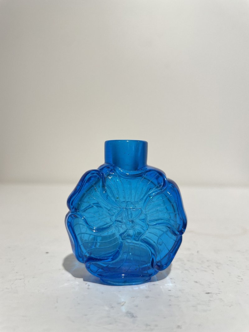 十九世紀 藍色玻璃金葵紋鼻煙壺二件 | TWO BLUE GLASS 'MALLOW' SNUFF BOTTLES - 图7