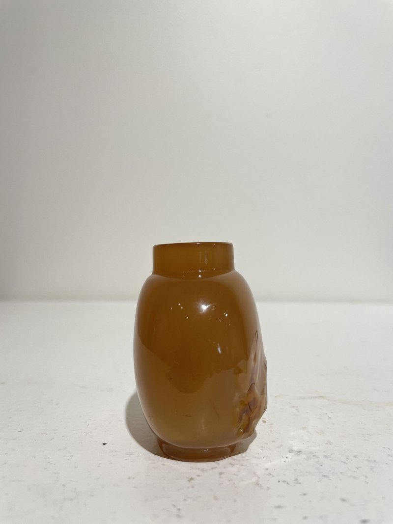十九/二十世紀 瑪瑙巧雕一路連科紋、神獸紋鼻煙壺二件 | AN AGATE 'EGRET AND LOTUS' AND AN AGATE 'MYTHICAL BEAST' SNUFF BOTTLE - 图5
