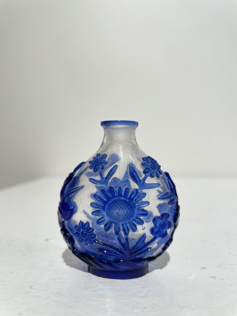 十九/二十世紀 透明地套藍玻璃蓮花紋、藍玻璃鼻煙壺二件及鼻煙碟一件 | TWO GLASS SNUFF BOTTLES AND A SNUFF DISH - 图28