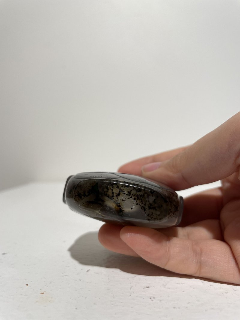 十九世紀 瑪瑙花鳥紋、蔬果紋鼻煙壺二件 | TWO SHADOW AGATE SNUFF BOTTLES - 图4
