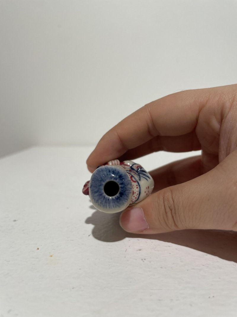 十九/二十世紀 青花庭院仕女紋、青花釉裏紅雙龍戲珠紋、瓷胎立姿童子、臥姿仕女、立姿老者鼻煙壺五件 其三⌈道光年製⌋、⌈乾隆年製⌋青花楷書款 | FIVE CERAMIC SNUFF BOTTLES - 图56