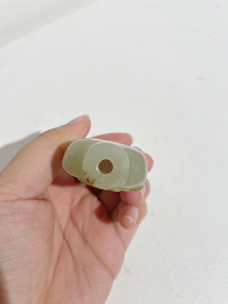 十九/二十世紀 白玉褐沁⌈百財⌋鼻煙壺 | A GREENISH WHITE JADE 'CABBAGE' SNUFF BOTTLE WITH RUSSET INCLUSION - 图5