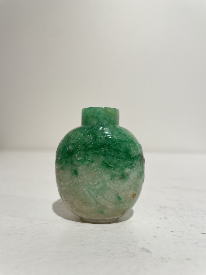 十九世紀 翡翠龍紋鼻煙壺、珊瑚蓋 | AN APPLE-GREEN AND WHITE JADEITE 'DRAGON' SNUFF BOTTLE - 图7