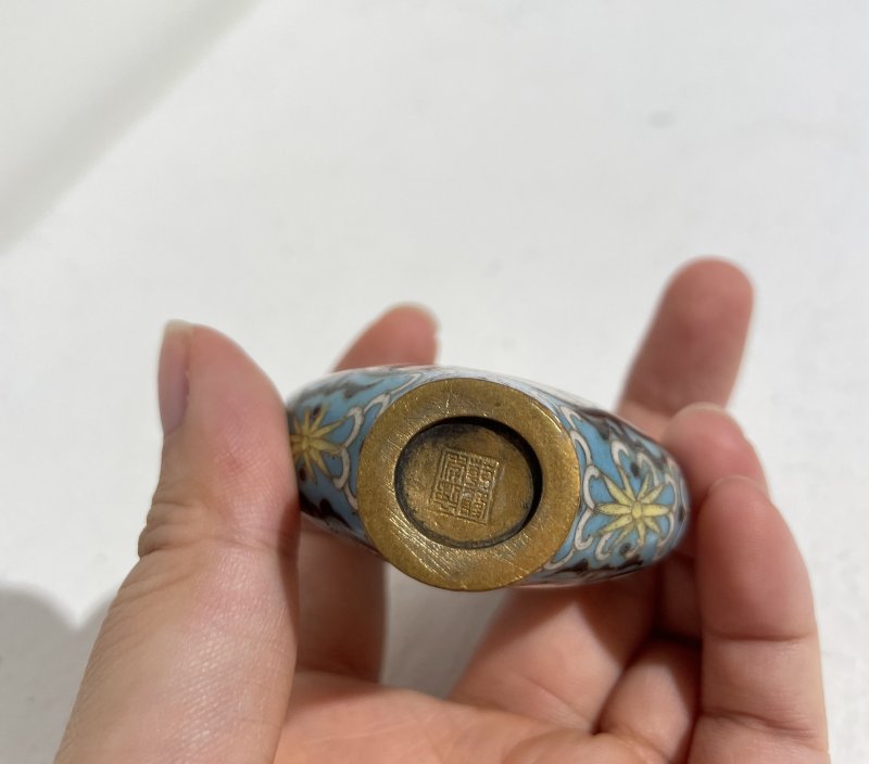 二十世紀 銅胎琺琅花卉、花鳥紋鼻煙壺二件 其一⌈乾隆年製⌋款 | TWO CLOISONNÉ SNUFF BOTTLES - 图3