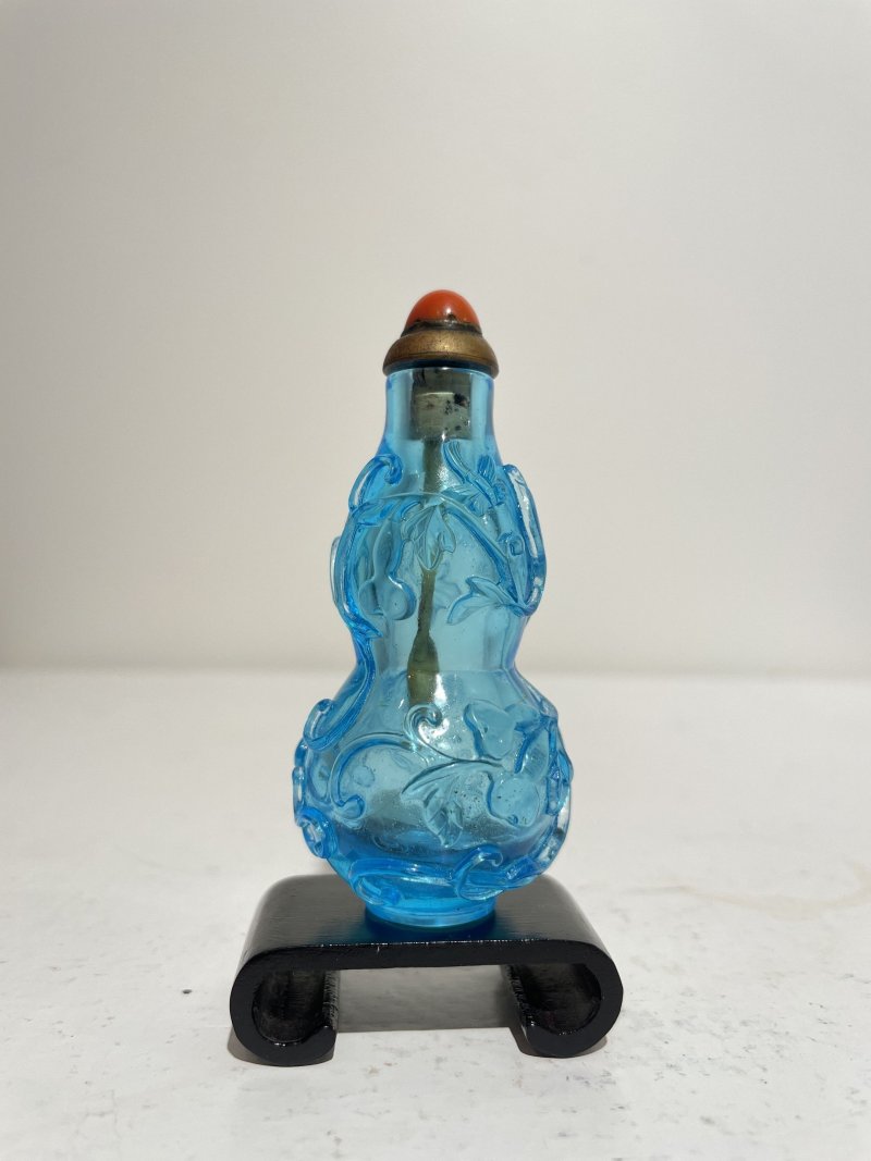 十八世紀中葉至十九世紀中葉 藍色玻璃花卉紋葫蘆形鼻煙壺 | A BLUE GLASS GOURD-SHAPED SNUFF BOTTLE - 图10