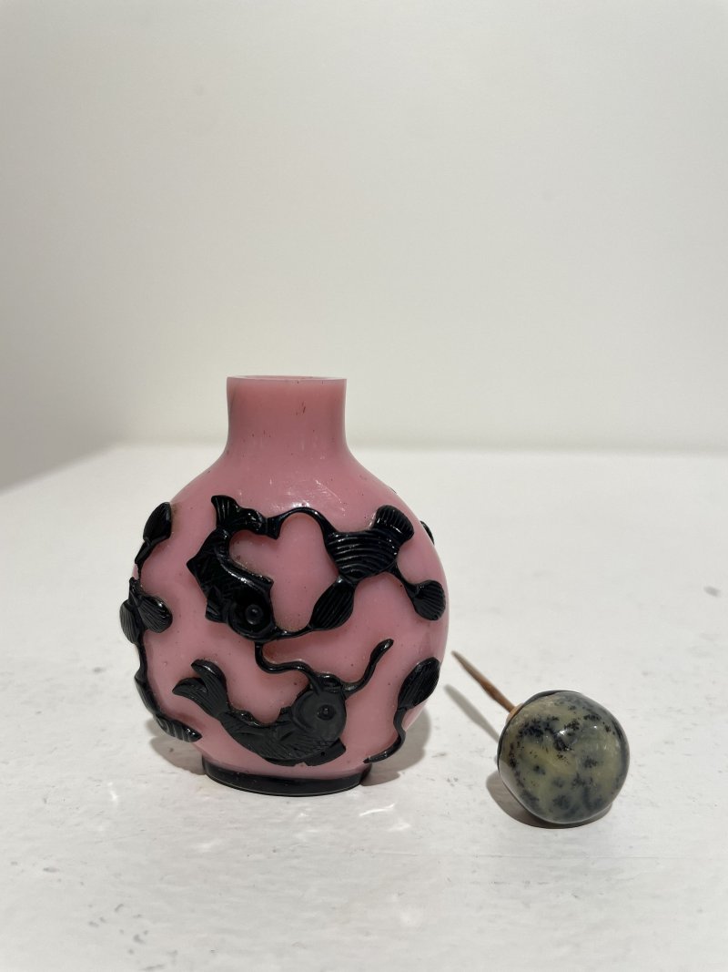 晚清至民國 粉地套黑玻璃⌈金玉滿堂⌋鼻煙壺 | A BLACK OVERLAY PINK GLASS 'GOLDFISH' SNUFF BOTTLE - 图13