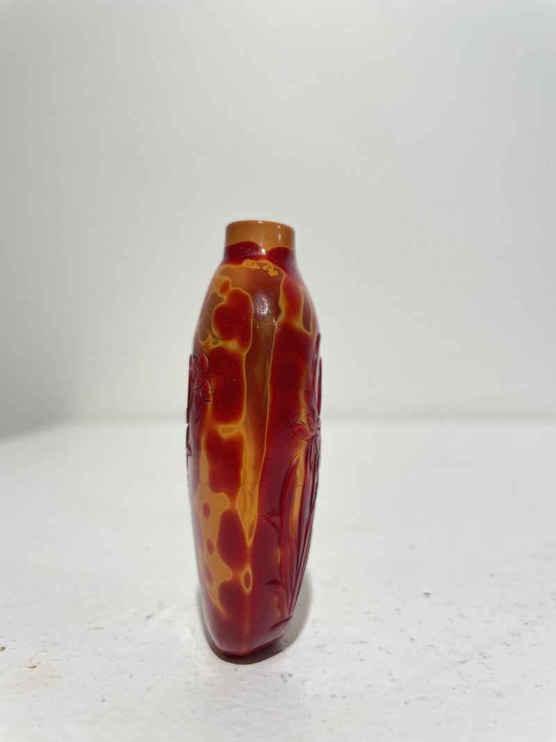 十九/二十世紀 仿雄黃玻璃蘭蝶紋、藍地灑金星玻璃鼻煙壺二件 | A GLASS SNUFF BOTTLE IMITATING REALGAR AND A SAPPHIRE-BLUE AVENTURINE-GLASS SNUFF BOTTLE - 图29