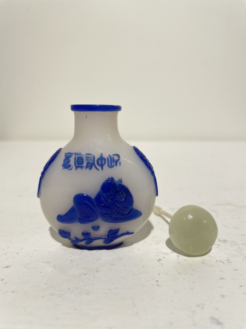 十九/二十世紀 白地套藍玻璃行龍紋、人物紋、仙翁駕鹿紋、團壽紋鼻煙壺四件 | FOUR BLUE OVERLAY GLASS SNUFF BOTTLES - 图22