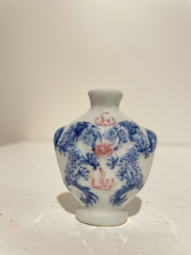 十九/二十世紀 青花庭院仕女紋、青花釉裏紅雙龍戲珠紋、瓷胎立姿童子、臥姿仕女、立姿老者鼻煙壺五件 其三⌈道光年製⌋、⌈乾隆年製⌋青花楷書款 | FIVE CERAMIC SNUFF BOTTLES - 图41