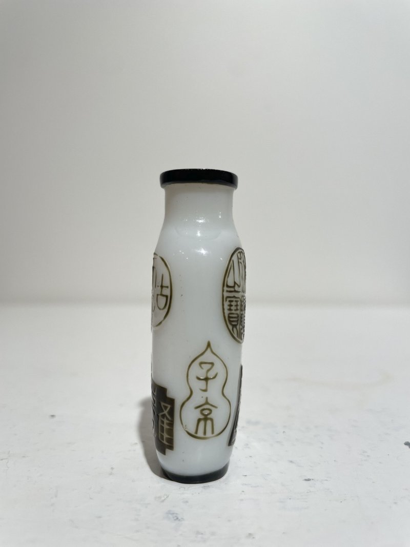十九/二十世紀 白地套綠玻璃花鳥紋、淺綠地套三色玻璃蝶戀花紋、白地套藍玻璃行龍紋、玻璃胎畫琺琅花卉紋、多色玻璃葫蘆式、白地套墨黑玻璃印章紋鼻煙壺七件 其二⌈古月軒⌋藍料楷書款、⌈乾隆年製⌋青花楷書款 | SEVEN GLASS SNUFF BOTTLES - 图101