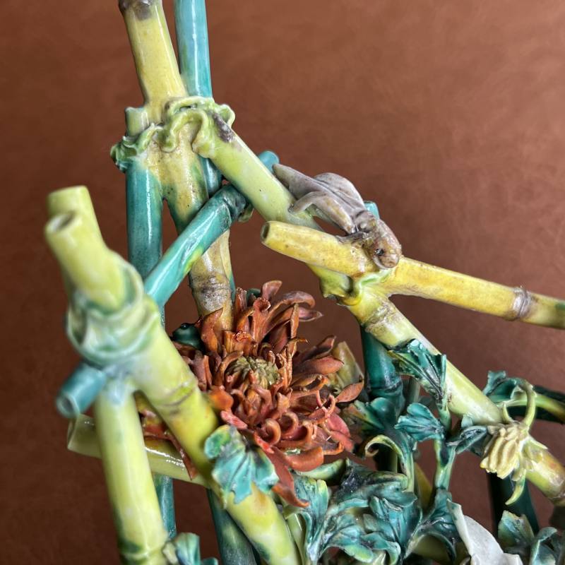 清 粉彩捏塑竹篱秋菊摆件 - 图13