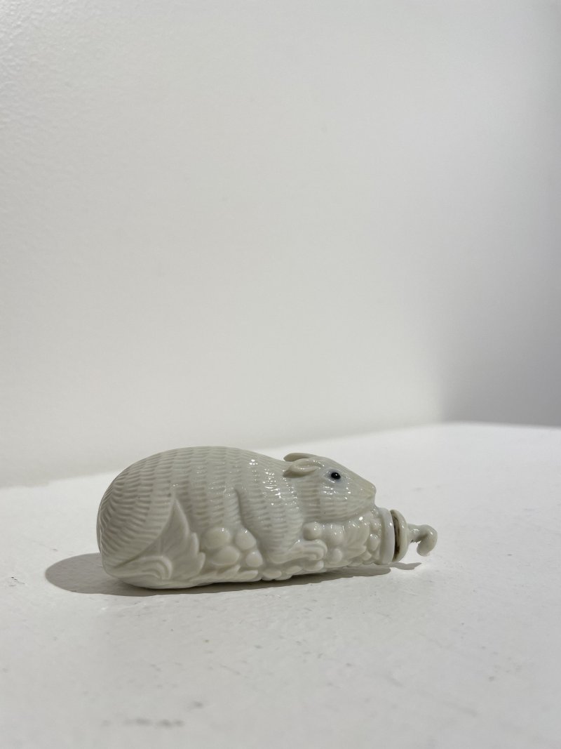 約一八五零年間 白釉模印⌈松鼠葡萄⌋鼻煙壺 | A MOULDED WHITE-GLAZED 'SQUIRREL AND GRAPES' SNUFF BOTTLE - 图23
