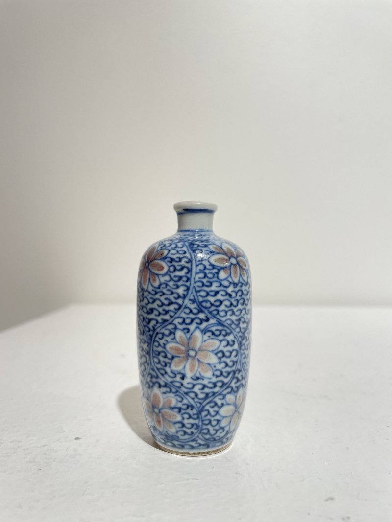 晚清至民國 青花釉裏紅蓮紋、青花人物紋鼻煙壺二件 | AN UNDERGLAZE-BLUE AND COPPER-RED 'LOTUS', AND A BLUE AND WHITE 'FIGURES' SNUFF BOTTLE - 图29