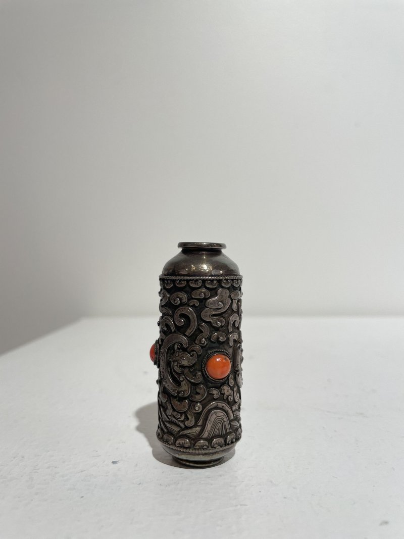 蒙古 十九世紀 銀胎嵌珊瑚綠松石鼻煙壺 | A SILVER SNUFF BOTTLE WITH CORAL AND TURQUOISE INLAYS - 图6
