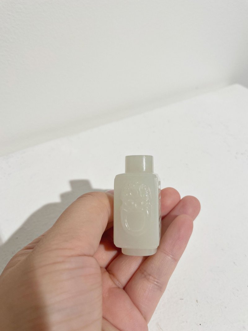 十八/十九世紀 白玉雙喜紋鼻煙壺、翡翠蓋 | A WHITE JADE 'DOUBLE HAPPINESS' SNUFF BOTTLE - 图9