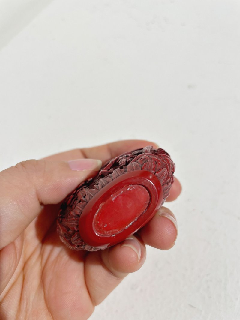 十九世紀 剔紅⌈掘地得金⌋鼻煙壺 | A CINNABAR LACQUER 'FIGURES' SNUFF BOTTLE - 图14
