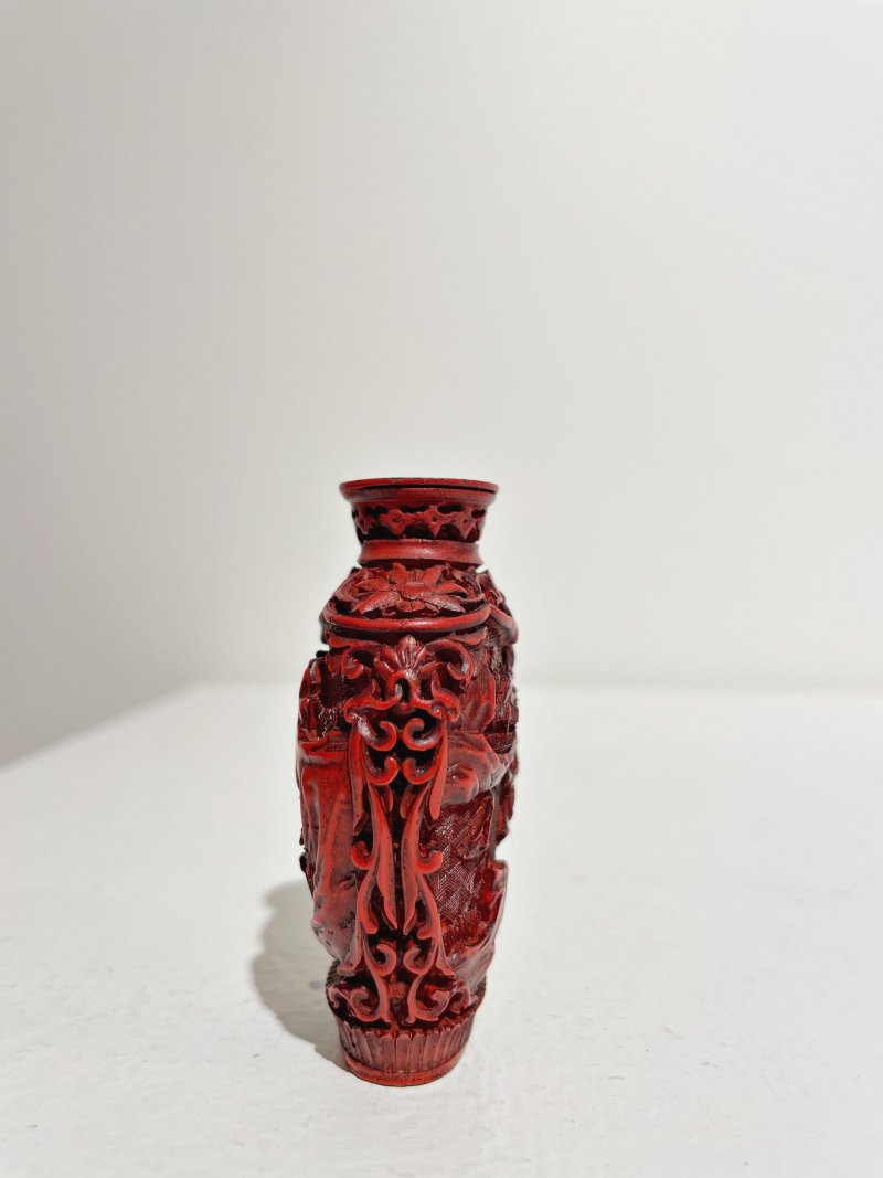 十九世紀 剔紅山水人物故事紋鼻煙壺 | A CINNABAR LACQUER 'LANDSCAPE' SNUFF BOTTLE - 图15