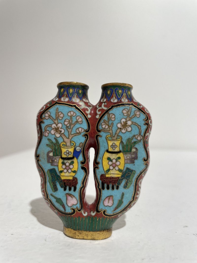 晚清 銅胎琺琅雙聯牛角形博古紋鼻煙壺 | A CLOISONNÉ DOUBLE SNUFF BOTTLE - 图18