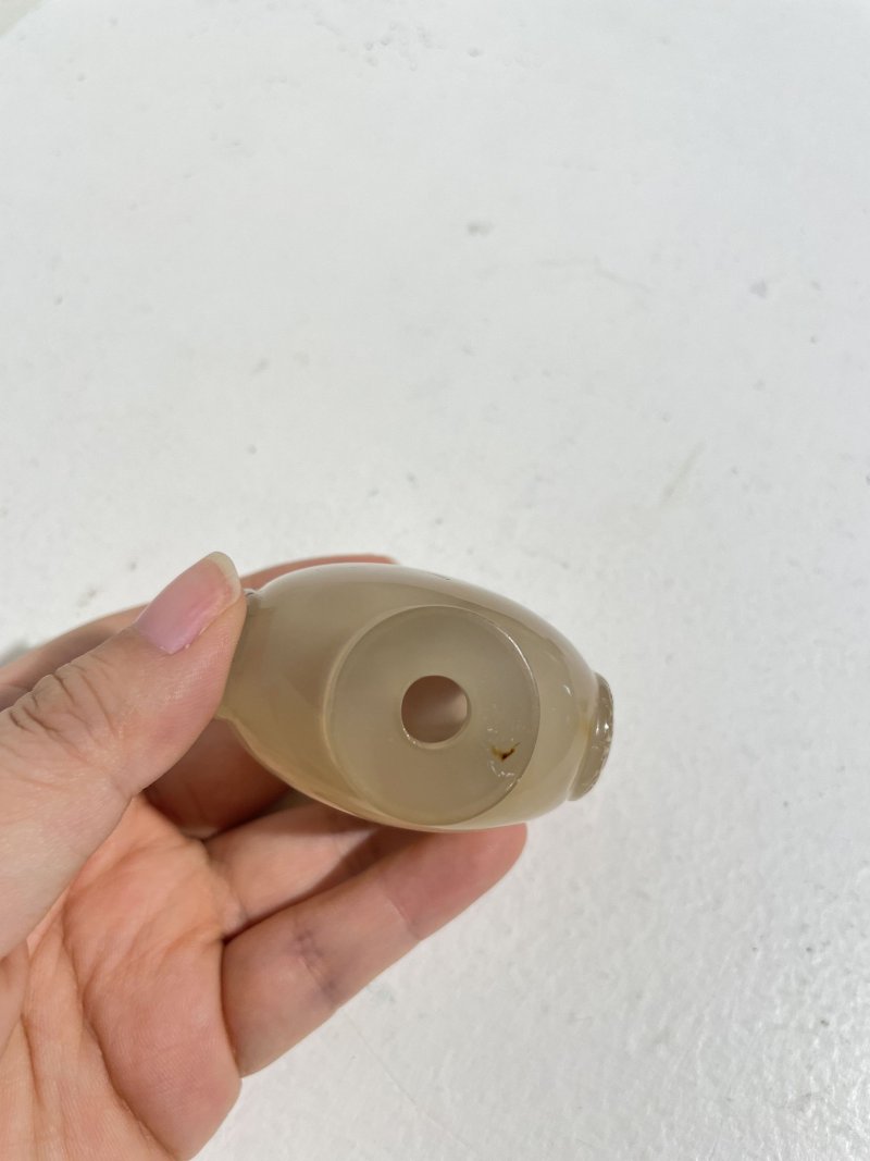 十九世紀 影瑪瑙蝶紋鼻煙壺 | A SHADOW AGATE 'BUTTERFLY' SNUFF BOTTLE - 图16