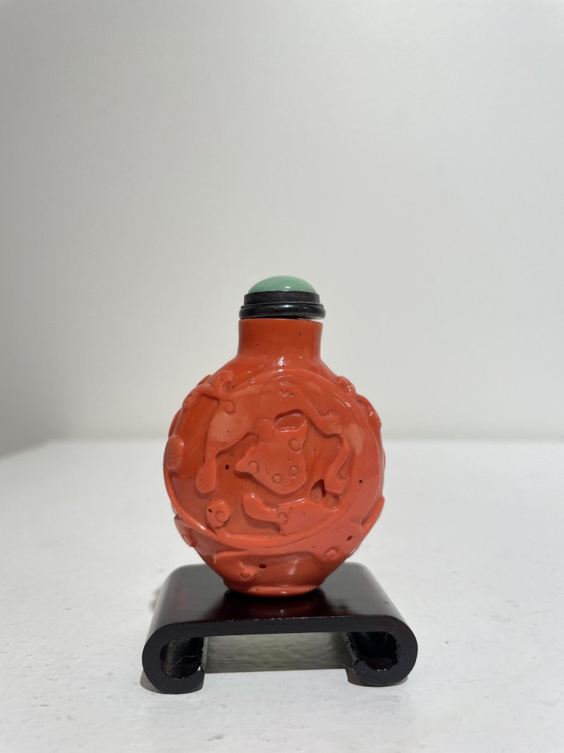 十九世紀 料仿珊瑚螭龍紋鼻煙壺 | A GLASS 'CHI DRAGON' SNUFF BOTTLE IMITATING CORAL - 图29