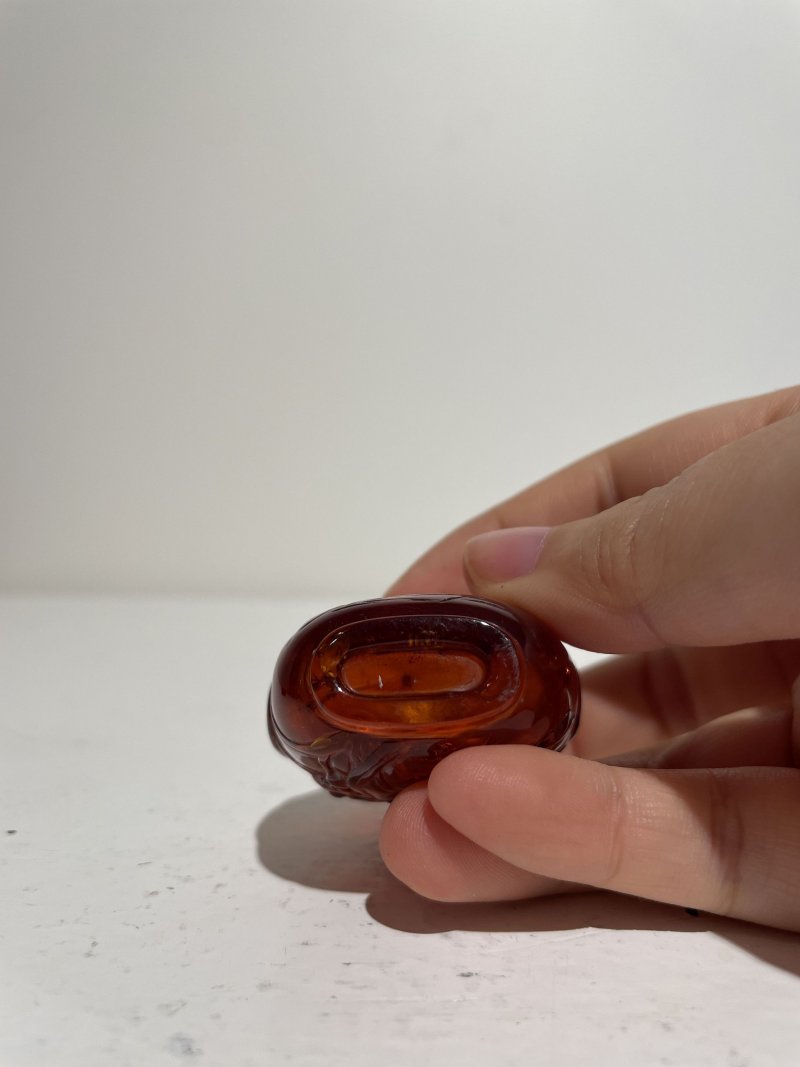 十九世紀 琥珀⌈耄耋富貴•空谷幽蘭⌋鼻煙壺 | AN AMBER 'CAT AND ORCHID' SNUFF BOTTLE - 图3