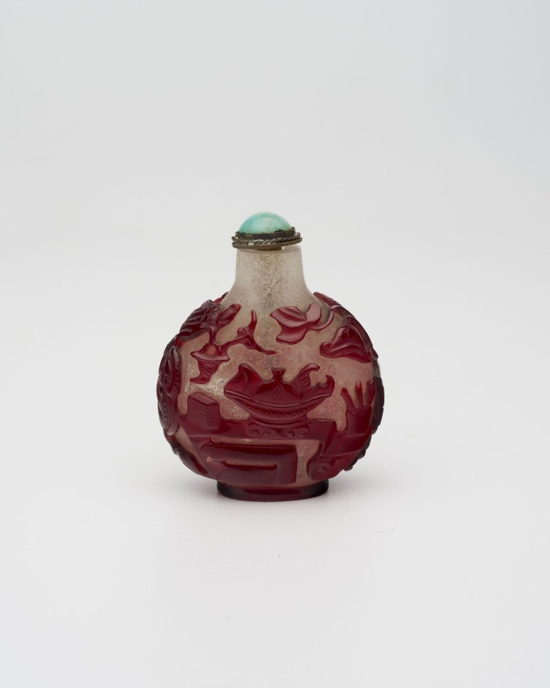 十九世紀 霏雪地套紅玻璃博古紋鼻煙壺 | A RED OVERLAY GLASS 'ANTIQUITY' SNUFF BOTTLE - 图2