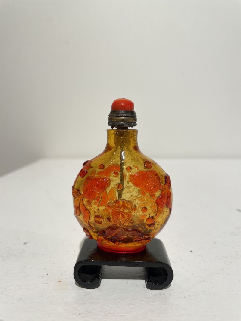十九世紀 琥珀地套紅玻璃⌈金玉滿堂⌋鼻煙壺、珊瑚蓋 | A RED OVERLAY AMBER GLASS 'GOLDFISH' SNUFF BOTTLE - 图9