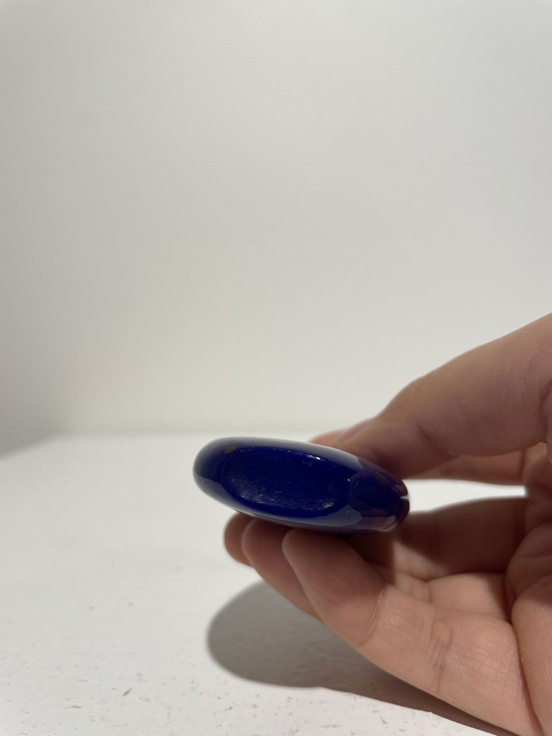 十九/二十世紀 仿雄黃玻璃蘭蝶紋、藍地灑金星玻璃鼻煙壺二件 | A GLASS SNUFF BOTTLE IMITATING REALGAR AND A SAPPHIRE-BLUE AVENTURINE-GLASS SNUFF BOTTLE - 图3