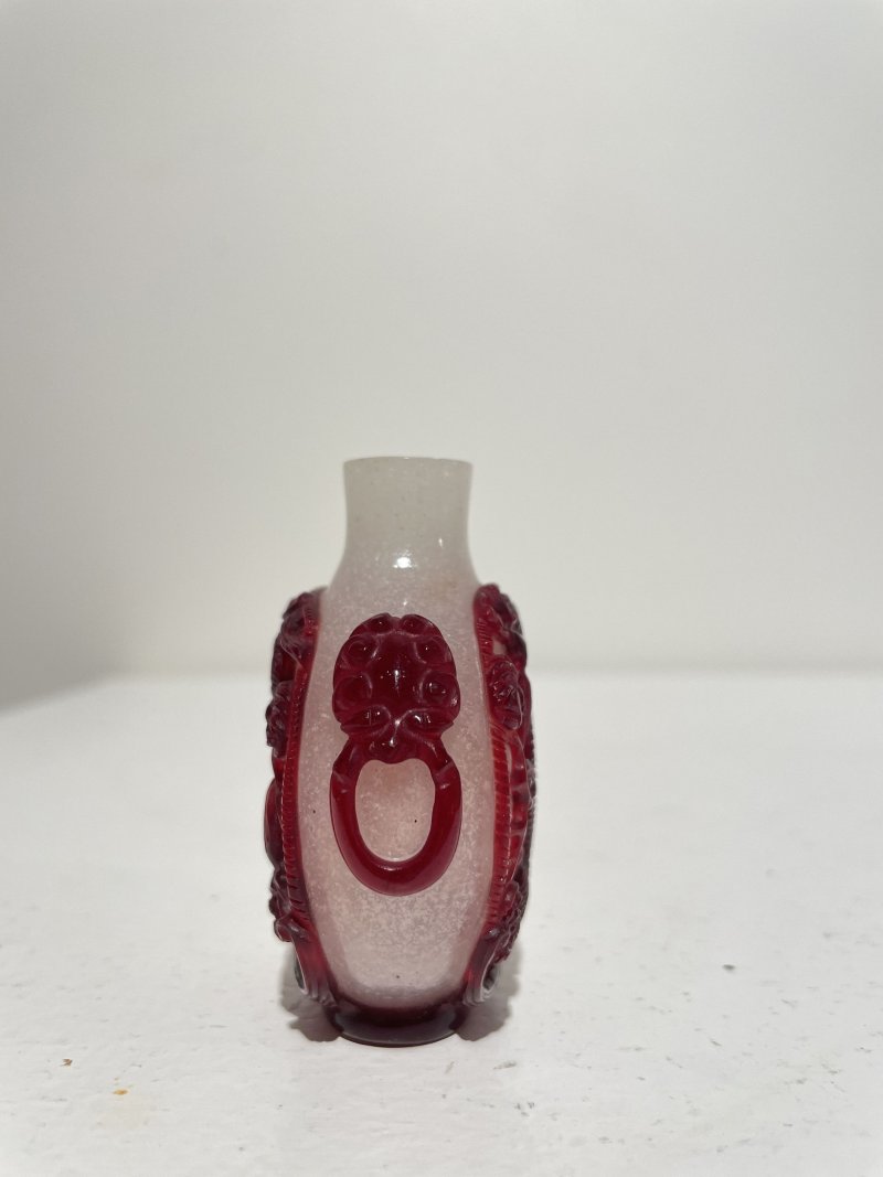 晚清 霏雪地套紅玻璃⌈龍•寅虎納福⌋、龍紋鼻煙壺二件 | TWO RED OVERLAY GLASS 'DRAGON' AND 'TIGER' SNUFF BOTTLES - 图11